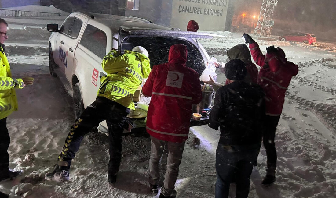 Tokat’ta 1650 rakımlı Çamlıbel Geçidi’nde etkili olan yoğun kar yağışı