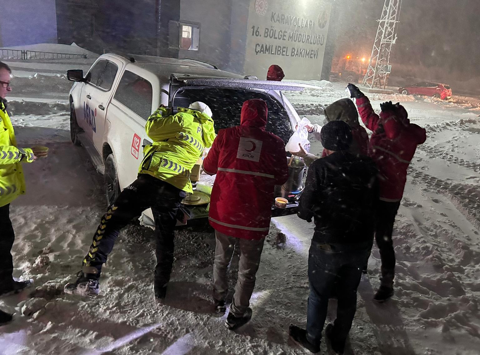 Tokat’ta 1650 rakımlı Çamlıbel Geçidi’nde etkili olan yoğun kar yağışı