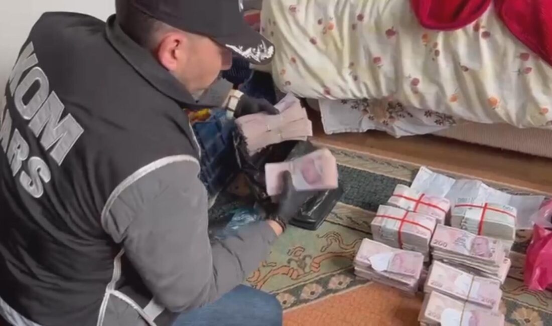 Kars’ta polis ekipleri tarafından düzenlenen eş zamanlı operasyonda, tefecilik yaptıkları