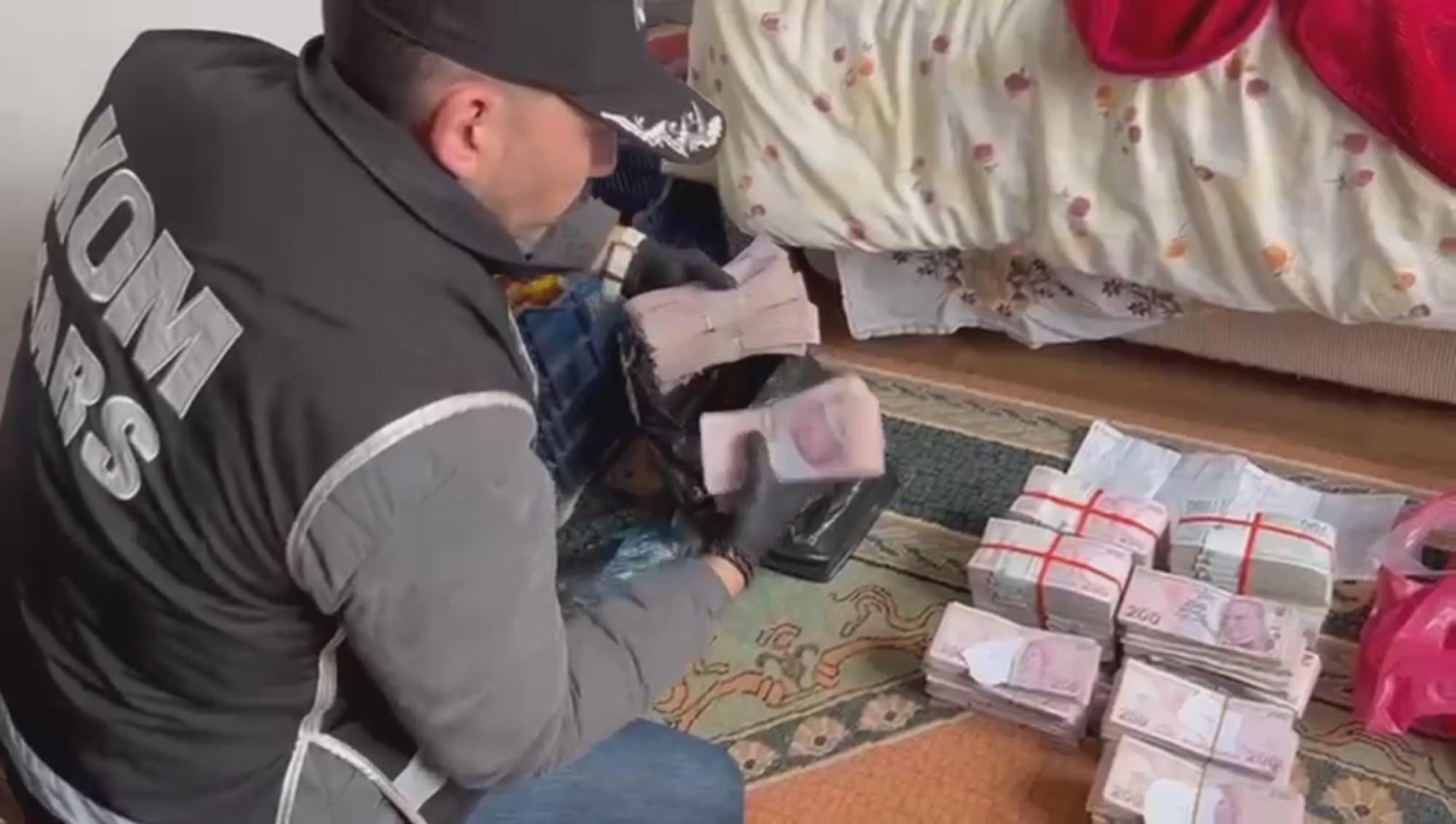 Kars’ta polis ekipleri tarafından düzenlenen eş zamanlı operasyonda, tefecilik yaptıkları