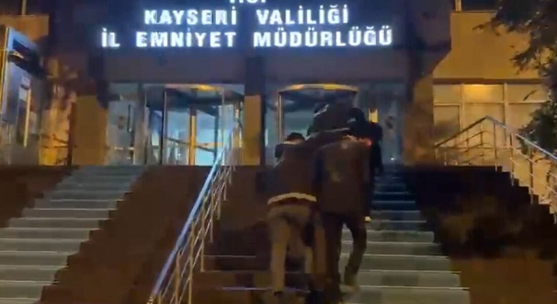 Kayseri’de polisin düzenlediği iki ayrı operasyonda, toplam 1 kilo 200