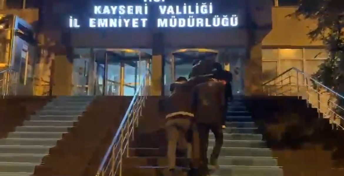 Kayseri’de polisin düzenlediği iki ayrı operasyonda, toplam 1 kilo 200