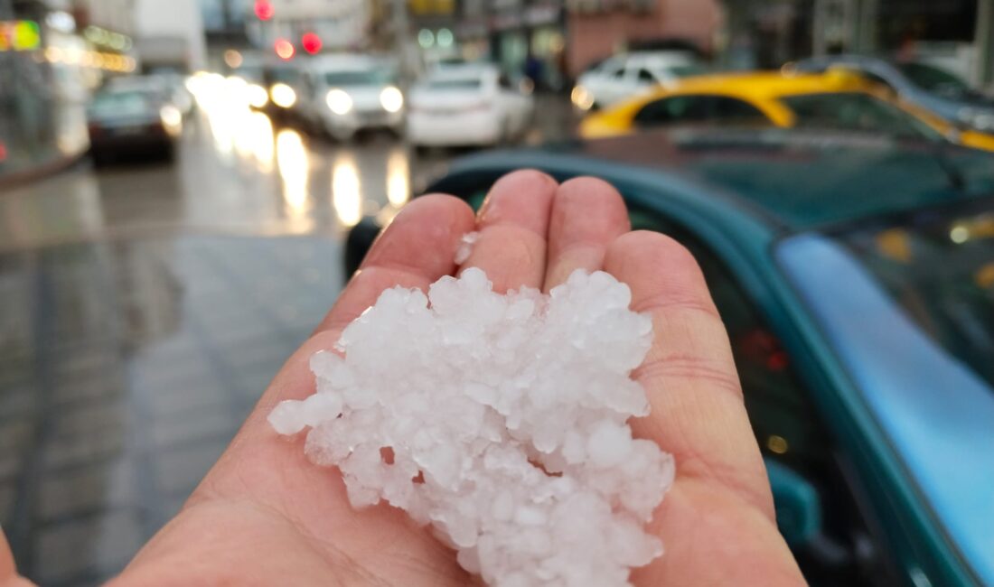 Kırşehir kent merkezinde sabah saatlerinde aniden bastıran dolu ve şiddetli