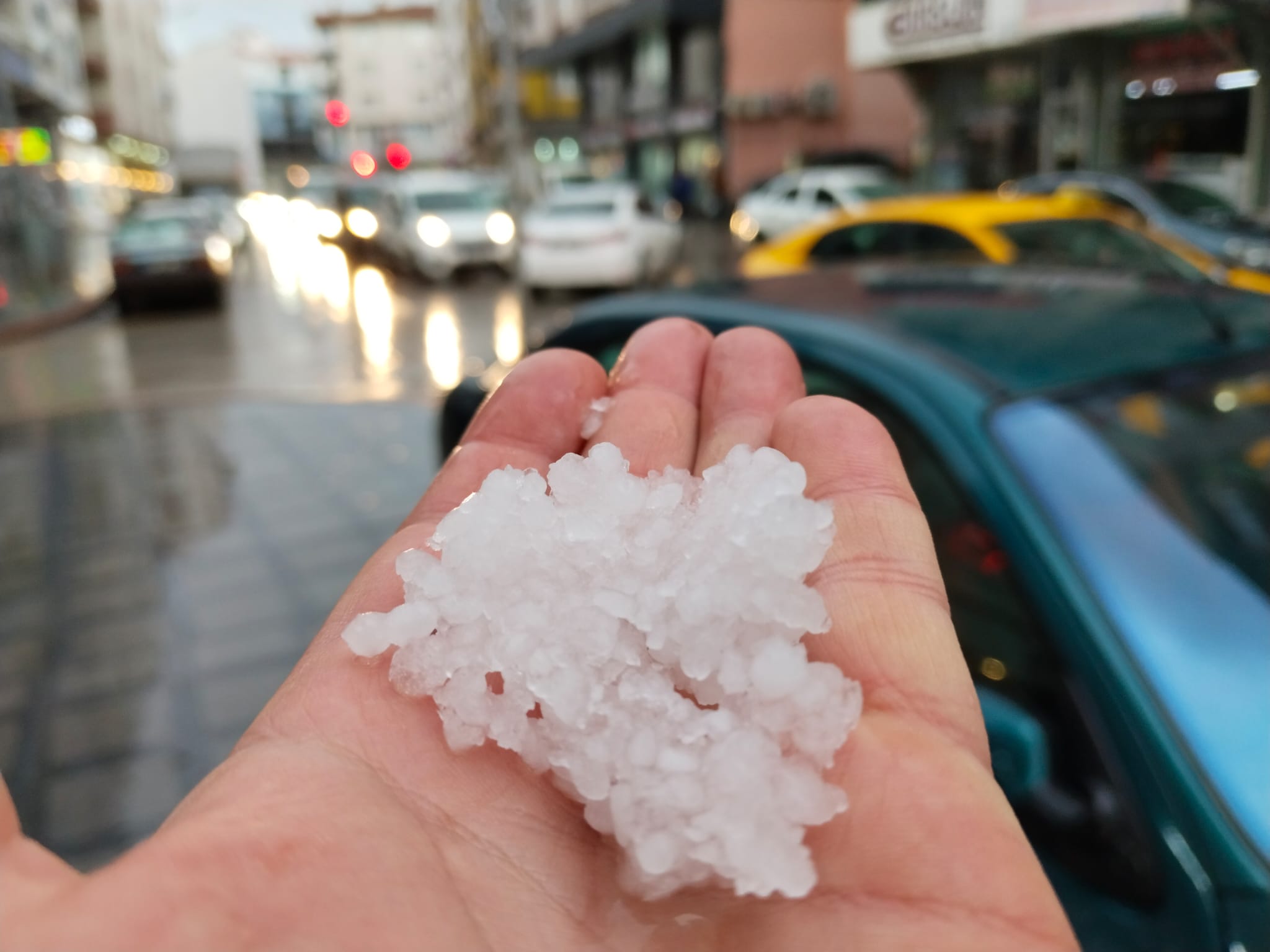 Kırşehir kent merkezinde sabah saatlerinde aniden bastıran dolu ve şiddetli