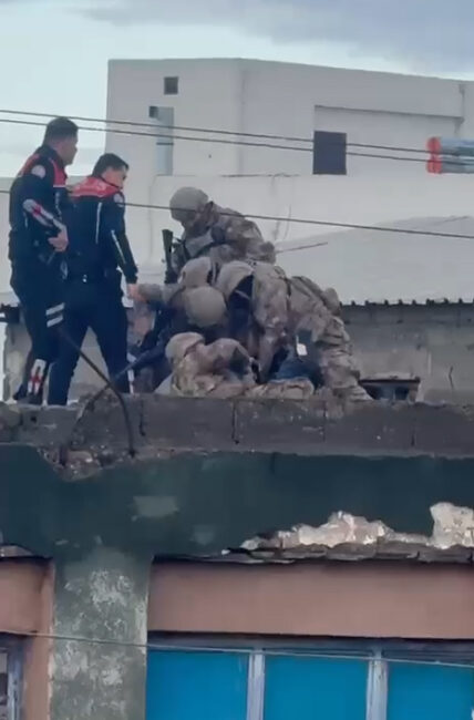 ADANA’nın Yüreğir ilçesinde, kız kardeşi hakkında dedikodu yapıldığını iddia ederek