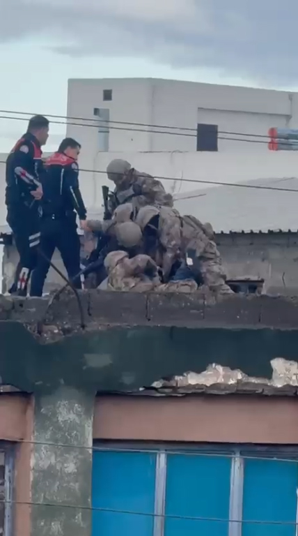 ADANA’nın Yüreğir ilçesinde, kız kardeşi hakkında dedikodu yapıldığını iddia ederek