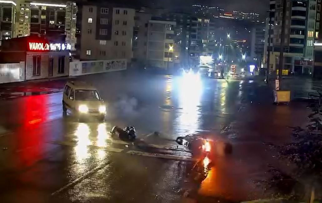 Samsun’un İlkadım ilçesinde hafif ticari araç ile motosikletin çarpıştığı kazada