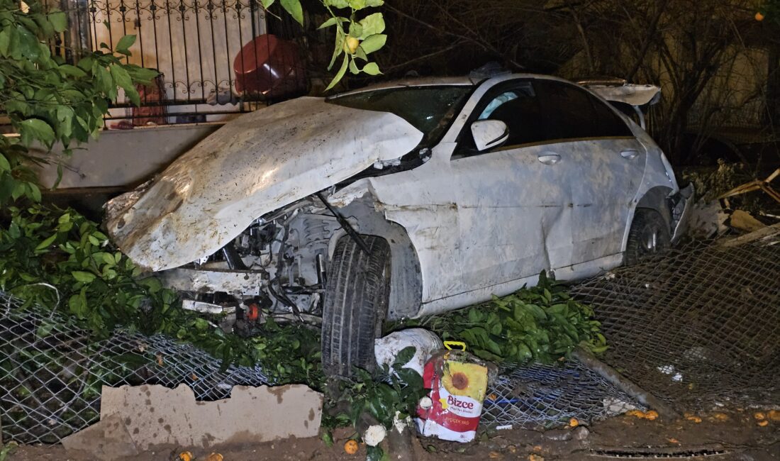 Adana’da seyir halindeyken lastiği patlayan otomobilin kontrolden çıkarak şarampole yuvarlanması