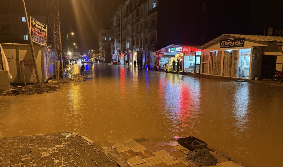 MALATYA’da akşam saatlerinde başlayan ve ilerleyen saatlerde şiddetini artıran sağanak