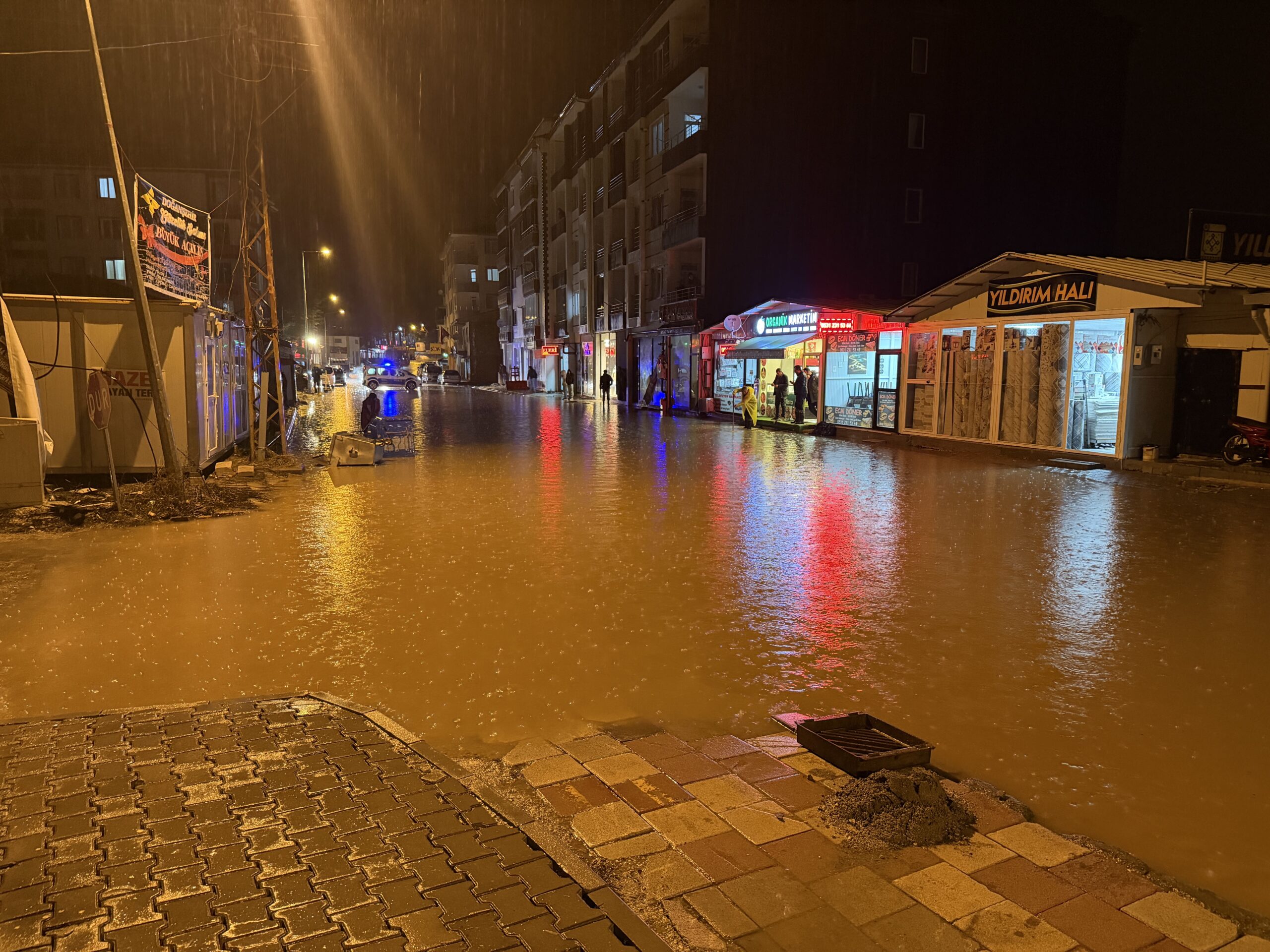 MALATYA’da akşam saatlerinde başlayan ve ilerleyen saatlerde şiddetini artıran sağanak
