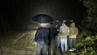 Manisa’nın Turgutlu ilçesinde sağanak yağış sonrası su seviyesi aniden yükselen