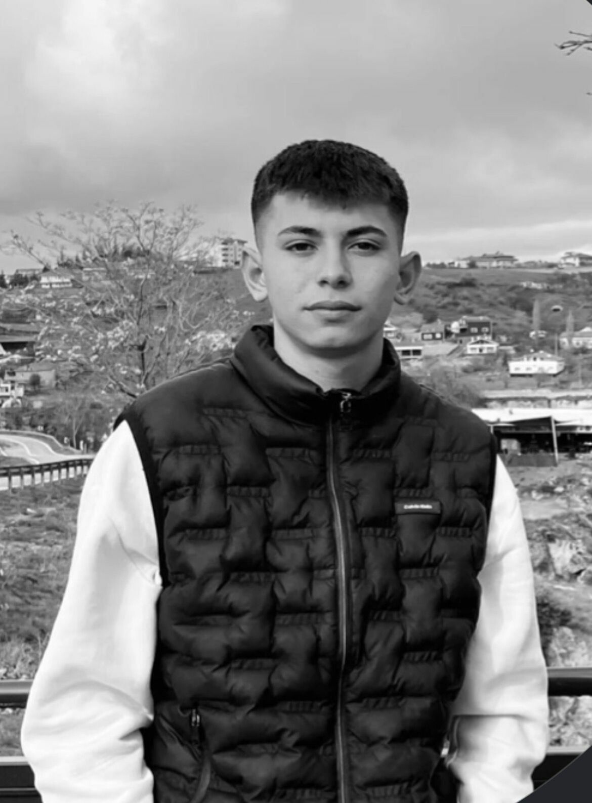 Manisa’nın Salihli ilçesinde meydana gelen motosiklet kazasında, kontrolünü kaybederek yola