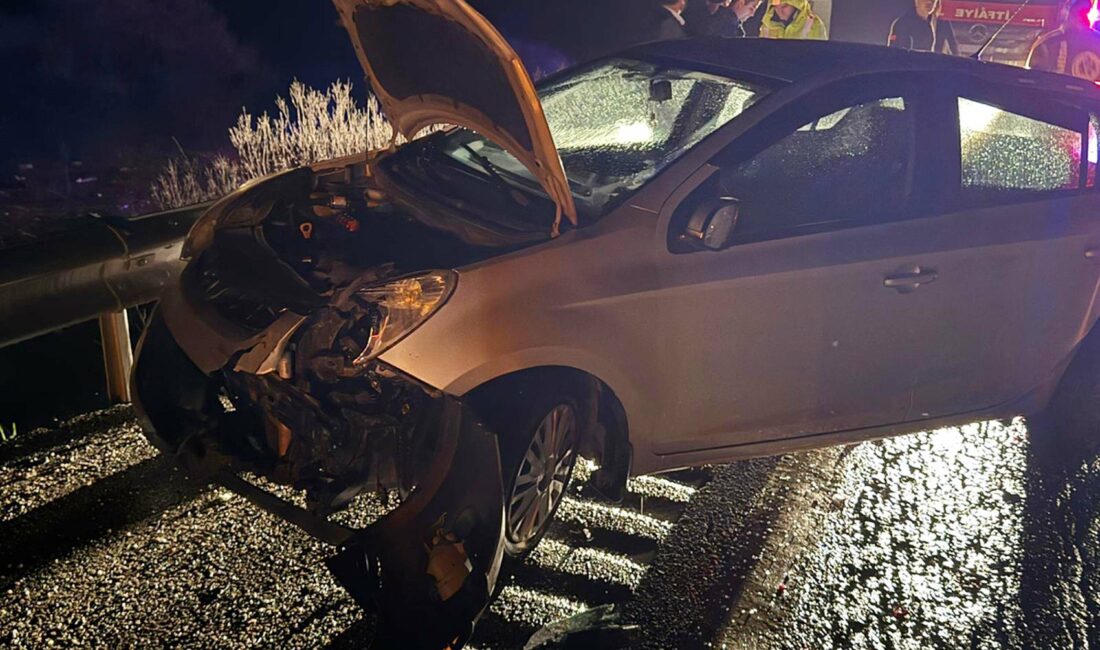 Manisa’nın Kula ilçesinde yağış nedeniyle kayganlaşan yolda kontrolden çıkan bir
