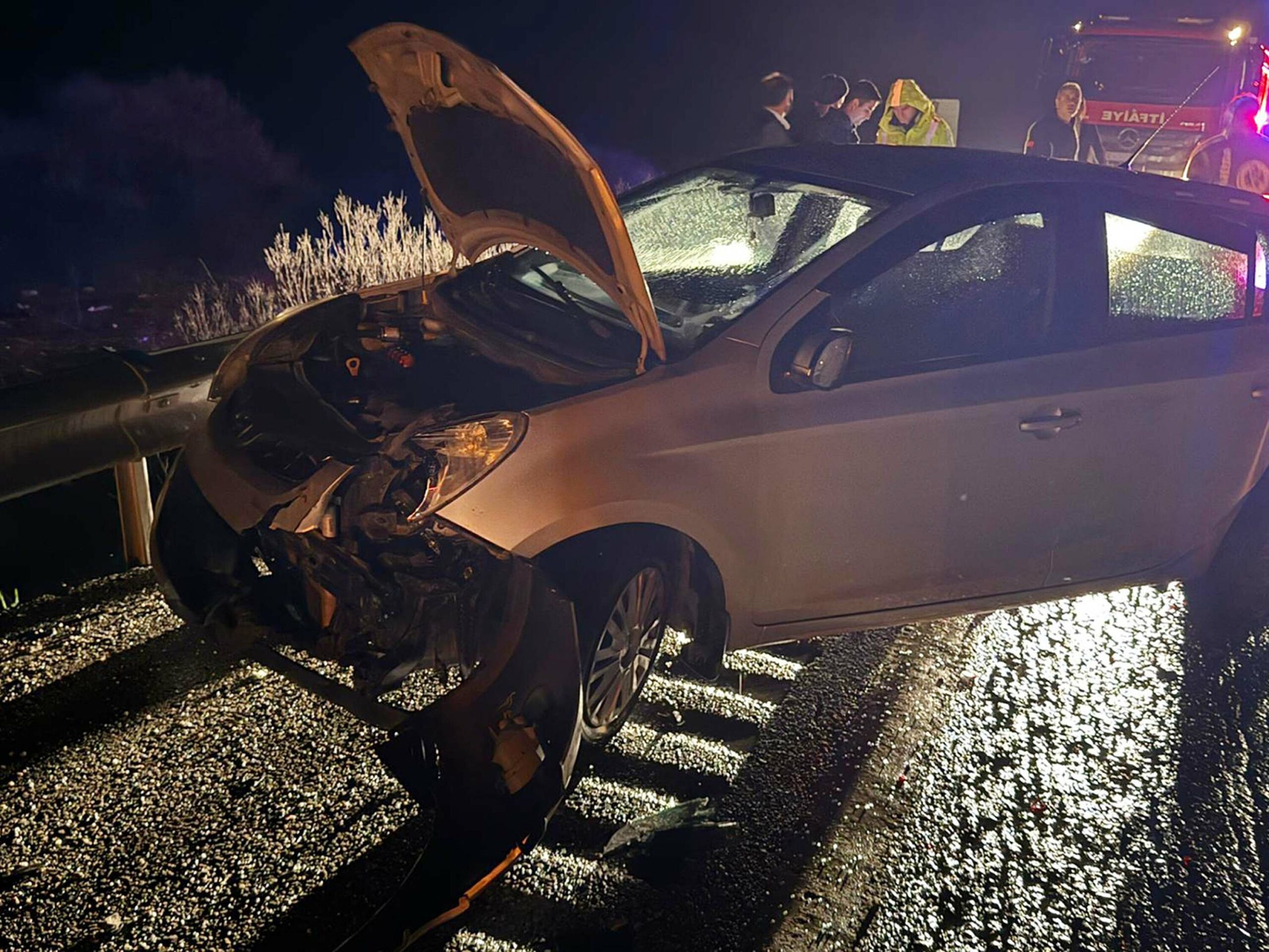 Manisa’nın Kula ilçesinde yağış nedeniyle kayganlaşan yolda kontrolden çıkan bir