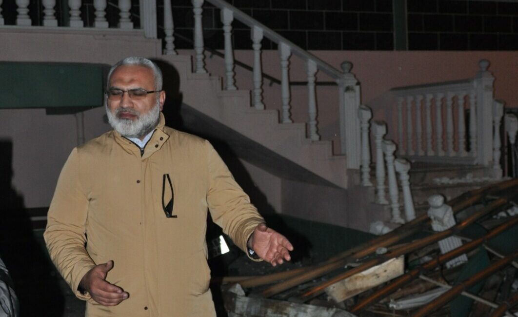 Manisa’nın Salihli ilçesinde akşam saatlerinden itibaren etkili olan şiddetli rüzgâr,