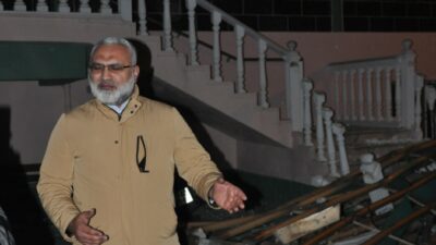 Manisa’nın Salihli ilçesinde akşam saatlerinden itibaren etkili olan şiddetli rüzgâr,