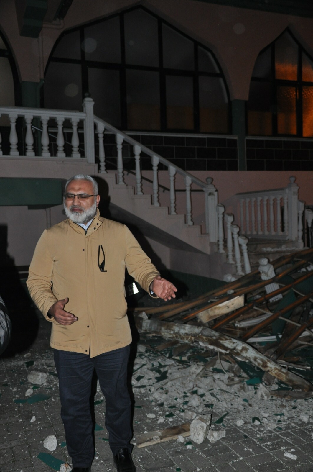 Manisa’nın Salihli ilçesinde akşam saatlerinden itibaren etkili olan şiddetli rüzgâr,