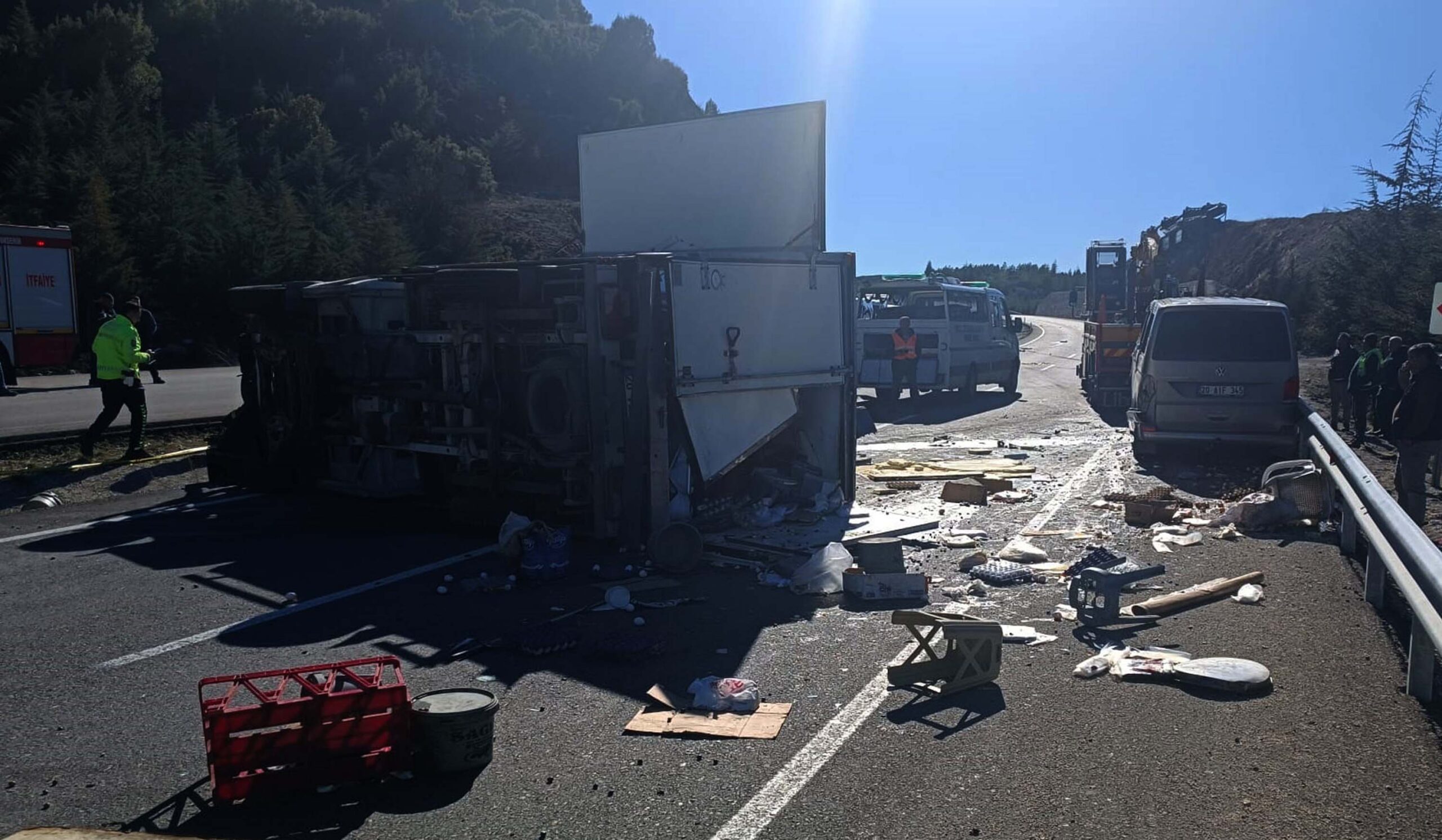 DENİZLİ‘nin Tavas ilçesinde, sürücüsünün kontrolünden çıkan kamyonetin karşı şeride geçerek