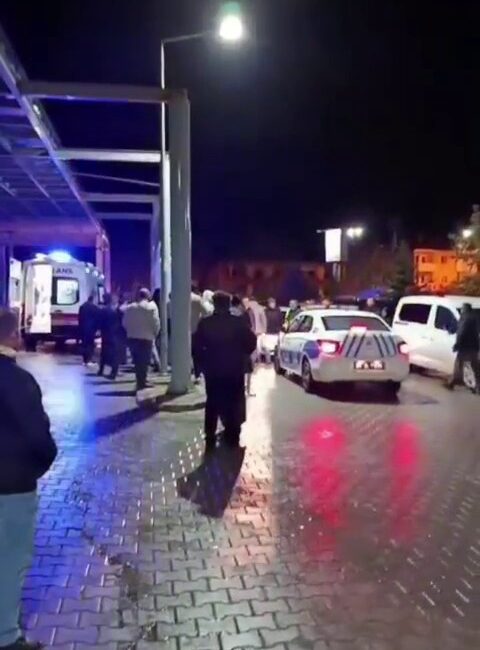 Niğde’nin Çiftlik ilçesinde, trafikte dikiz aynası teması nedeniyle çıkan kavgada