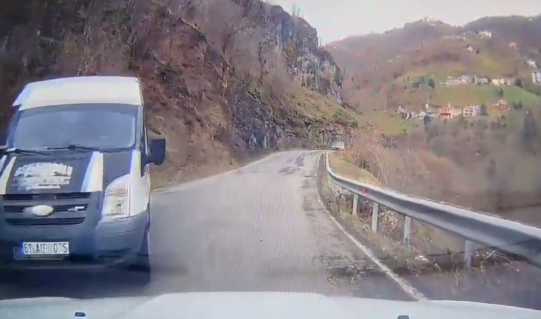 Trabzon’un Şalpazarı ilçesinde, okul servis minibüsü ile bir otomobilin çarpışması