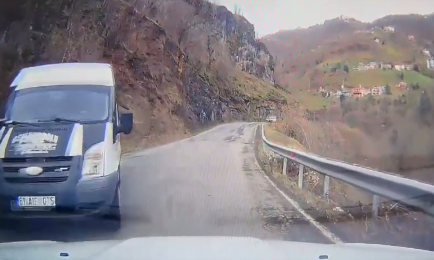 Trabzon’un Şalpazarı ilçesinde, okul servis minibüsü ile bir otomobilin çarpışması