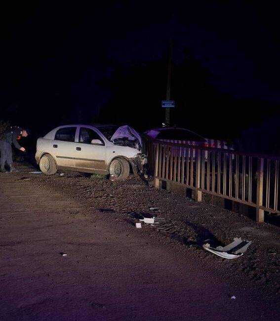 Samsun’un Bafra ilçesinde kontrolden çıkan bir otomobilin köprü korkuluklarına çarpması