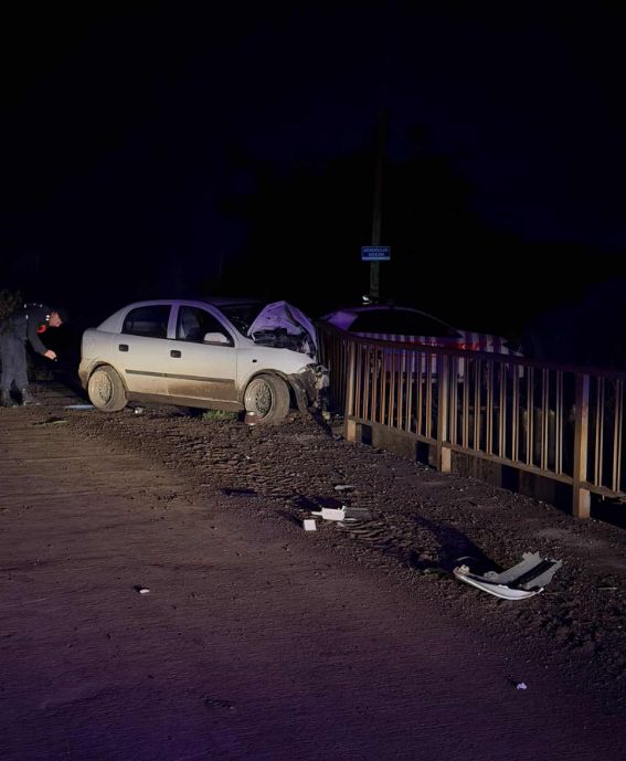 Samsun’un Bafra ilçesinde kontrolden çıkan bir otomobilin köprü korkuluklarına çarpması