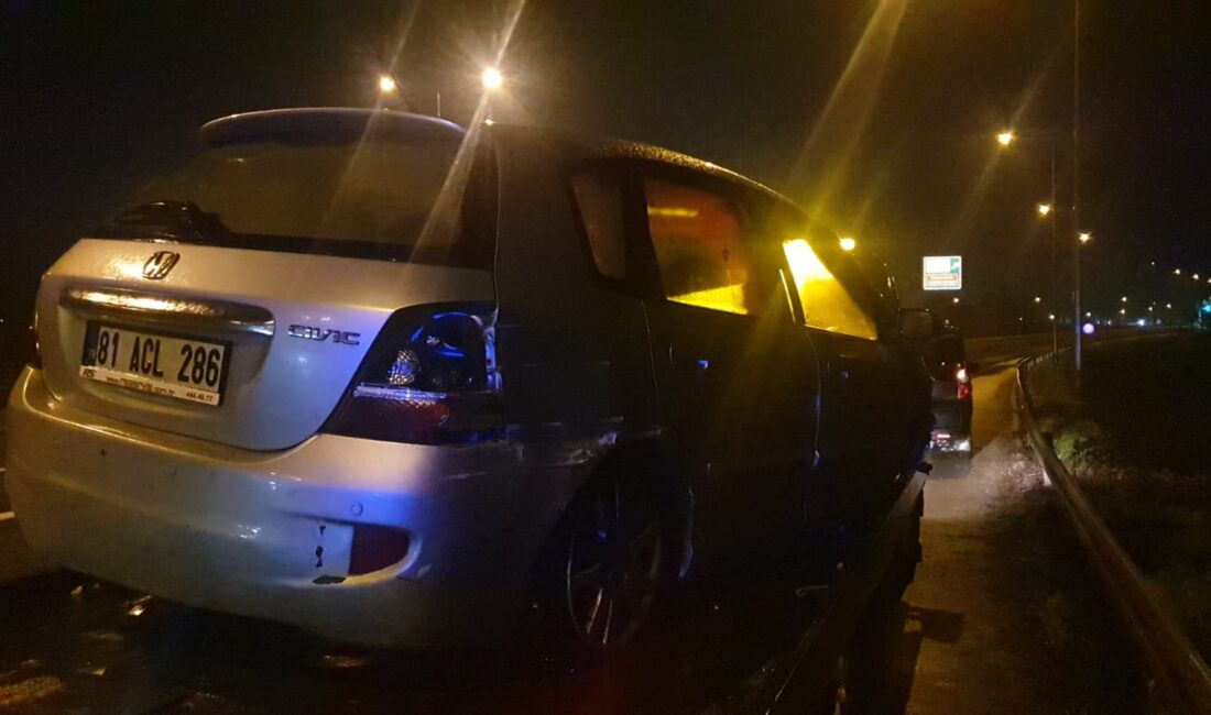 Anadolu Otoyolu Düzce gişeleri çıkışında kontrolden çıkarak bariyerlere çarpan otomobilin