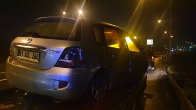 Anadolu Otoyolu Düzce gişeleri çıkışında kontrolden çıkarak bariyerlere çarpan otomobilin