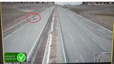 NİĞDE-Nevşehir otoyolunda otomobiliyle geri geri giderek ters şeritte ilerleyen ve
