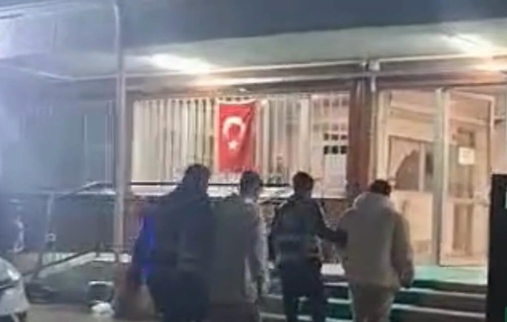 Eskişehir’de çevre yoluna park ettikleri araca yasa dışı çakar takarak