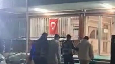 Eskişehir’de çevre yoluna park ettikleri araca yasa dışı çakar takarak