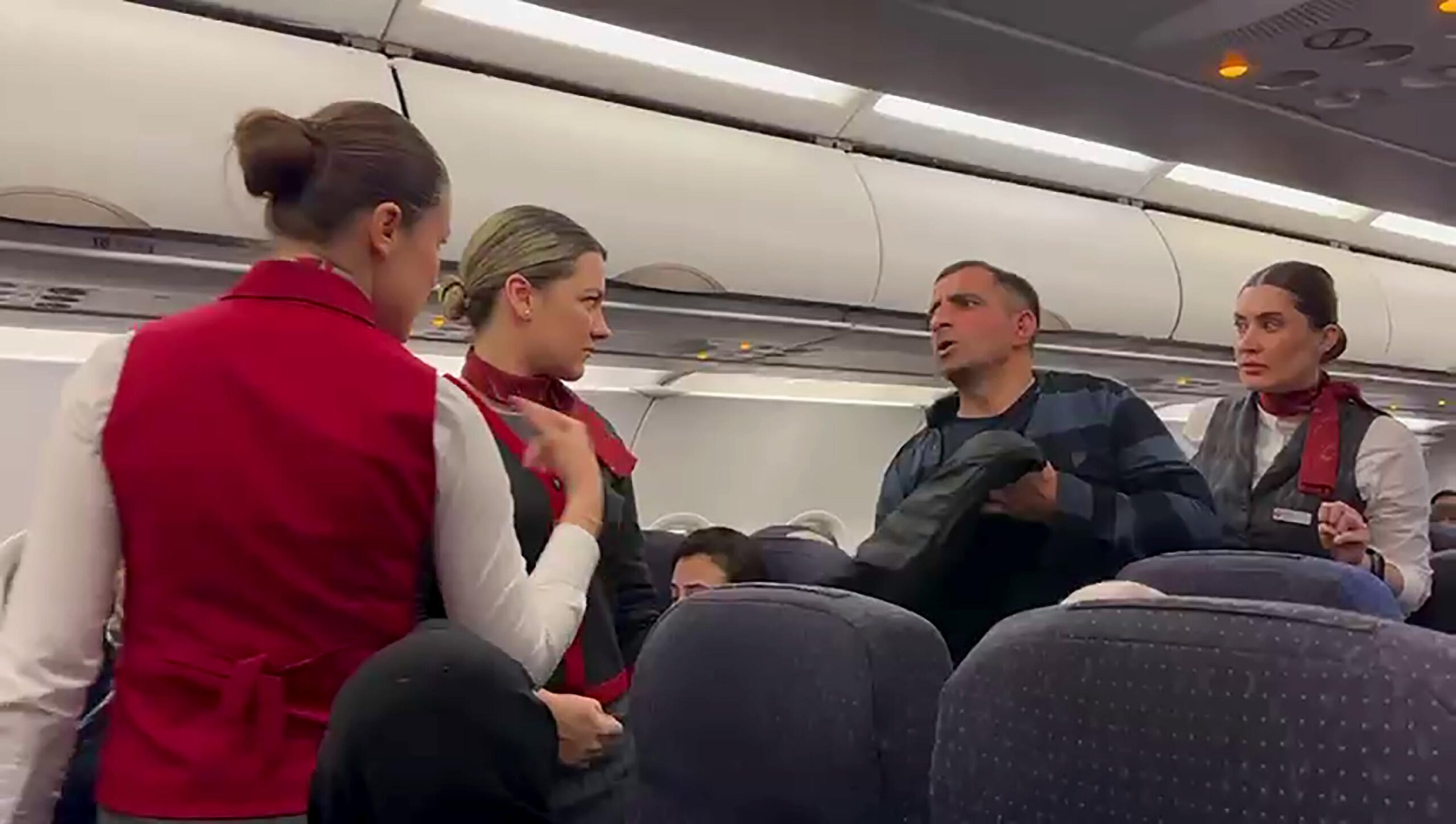 Erzurum Havalimanı’ndan İstanbul’a gitmek üzere pist başına ilerleyen yolcu uçağında,