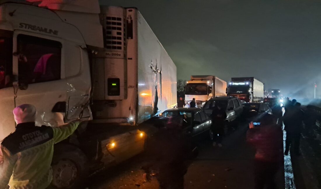 Anadolu Otoyolu Sakarya geçişinde 17 aracın karıştığı zincirleme trafik kazasında