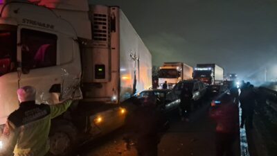Anadolu Otoyolu Sakarya geçişinde 17 aracın karıştığı zincirleme trafik kazasında