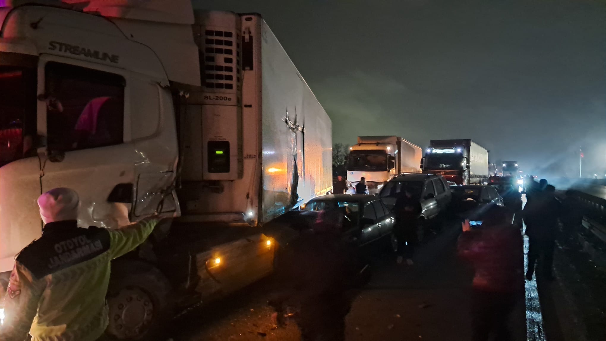 Anadolu Otoyolu Sakarya geçişinde 17 aracın karıştığı zincirleme trafik kazasında