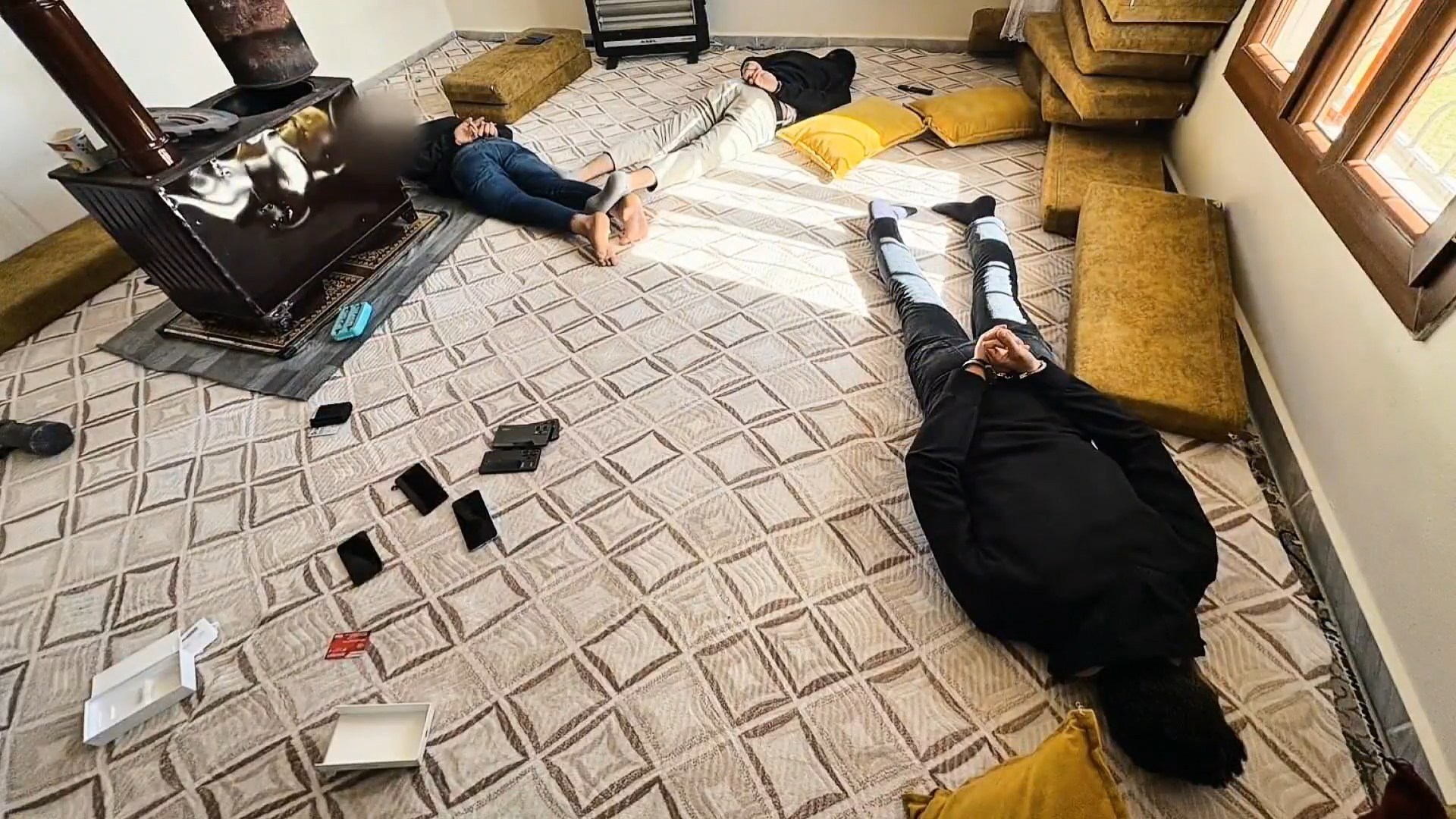 Şanlıurfa’nın Harran ilçesinde, kendilerini polis, savcı veya kamu görevlisi olarak