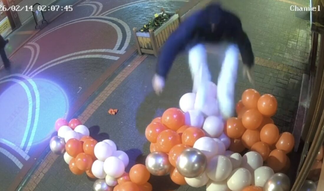 Bartın’da bir kuyumcu dükkanının 14 Şubat Sevgililer Günü dolayısıyla vitrinini