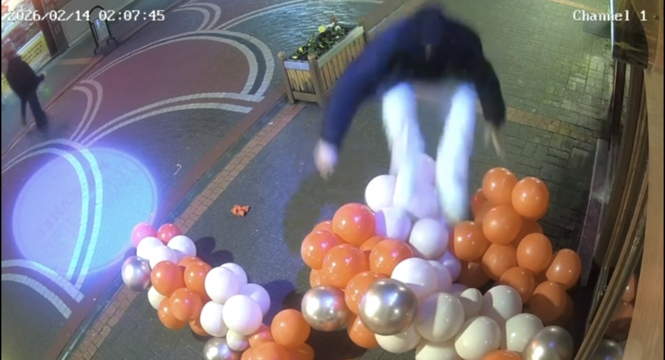 Bartın’da bir kuyumcu dükkanının 14 Şubat Sevgililer Günü dolayısıyla vitrinini