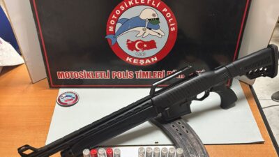 Edirne’nin Keşan ilçesinde polisin şüphe üzerine durdurduğu bir şahsın sırtında
