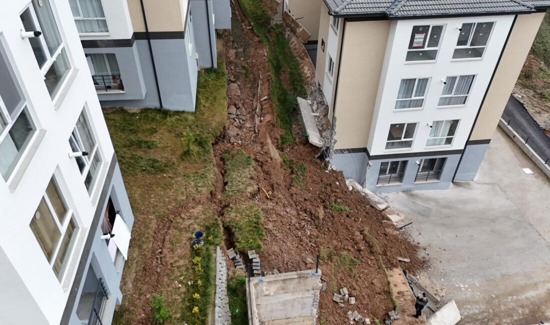 Sakarya’nın Serdivan ilçesinde bir sitenin istinat duvarının çökmesi sonucu büyük