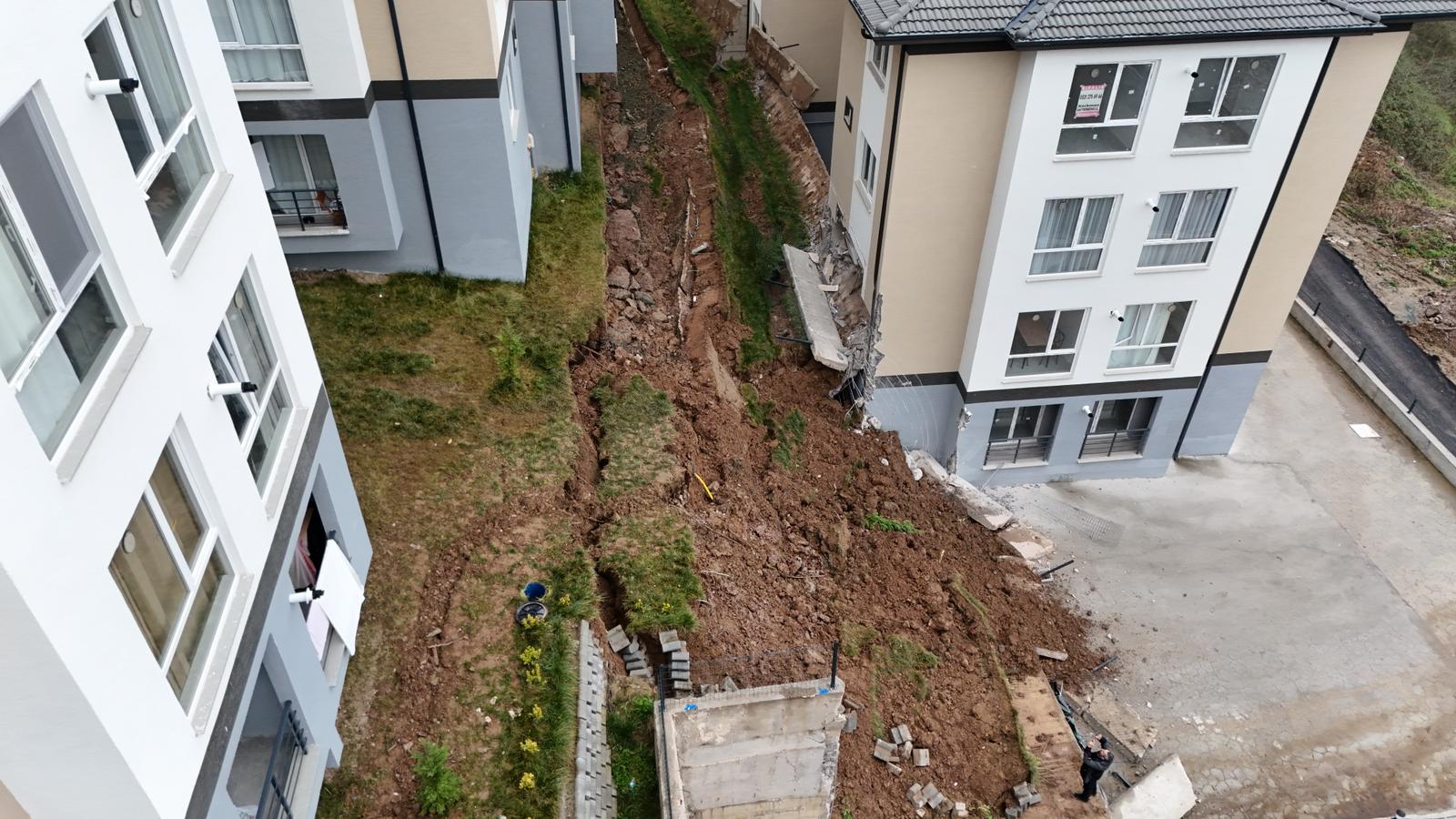 Sakarya’nın Serdivan ilçesinde bir sitenin istinat duvarının çökmesi sonucu büyük