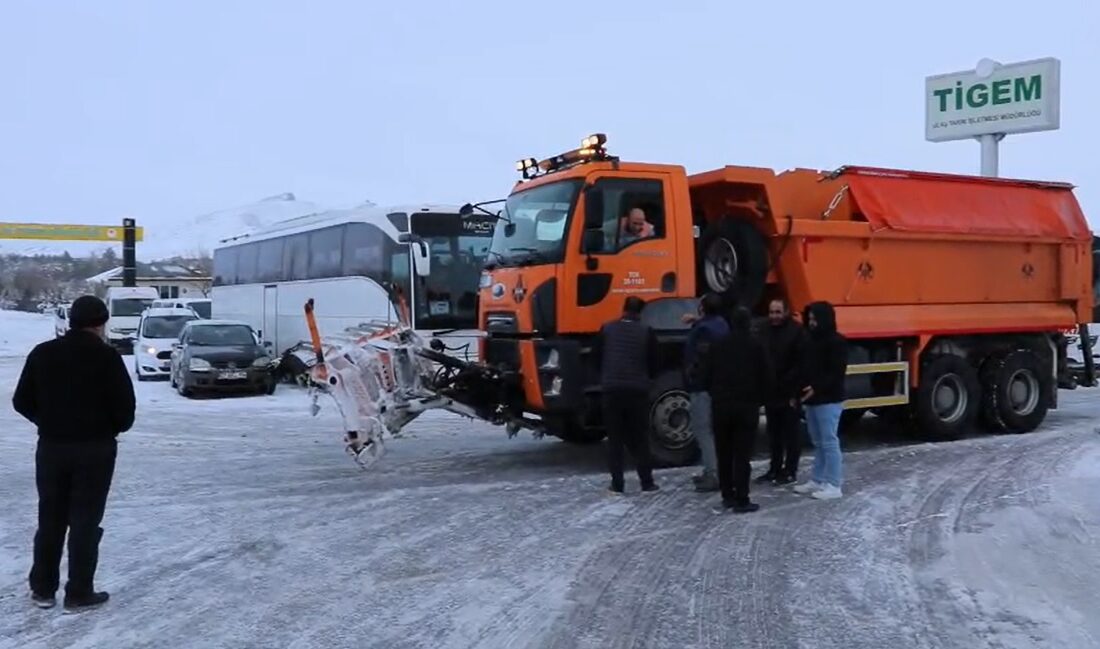 Sivas genelinde aralıklarla etkisini sürdüren kar yağışı ve şiddetli tipi,