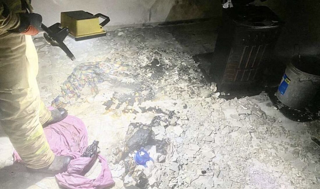 Bartın’da iki katlı bir evde, oturma odasındaki sobadan sıçrayan kıvılcımların