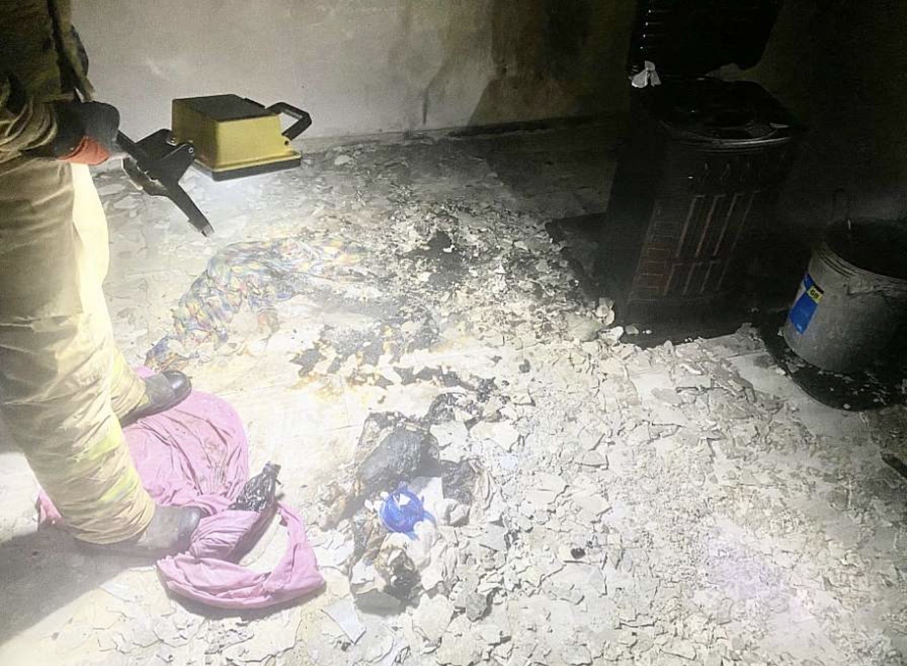 Bartın’da iki katlı bir evde, oturma odasındaki sobadan sıçrayan kıvılcımların