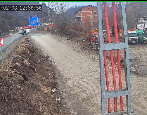 Artvin’in Şavşat ilçesinde kontrolden çıkarak taklalar atan otomobilin sürücüsü Bilal