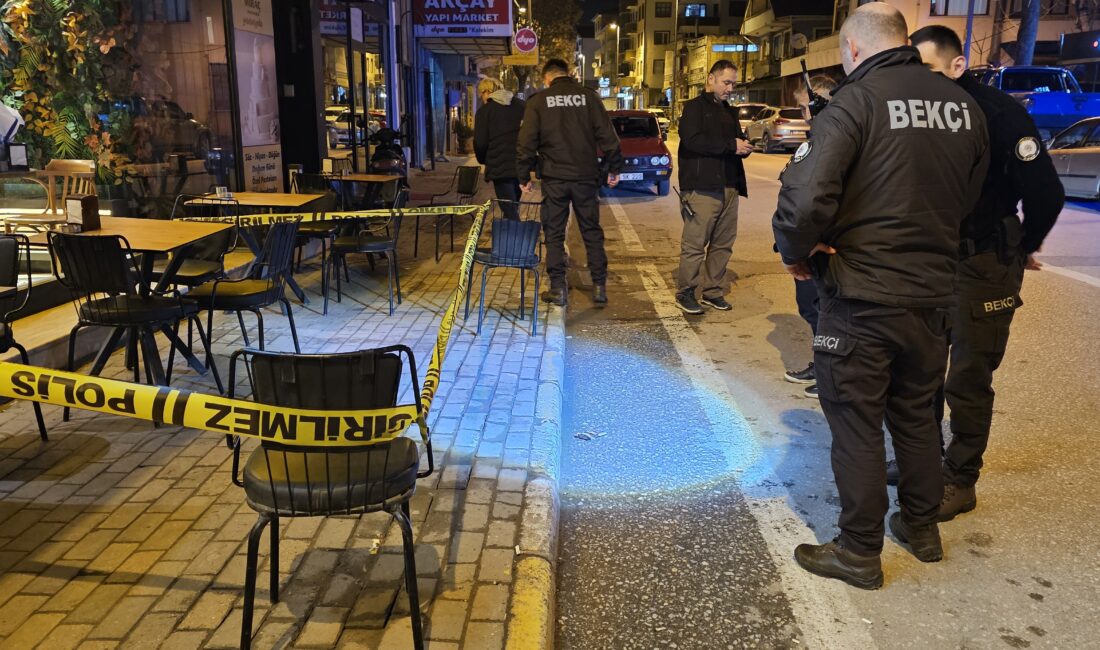 Sakarya’nın Sapanca ilçesinde bir kafe önünde arkadaş grubuyla oturan iki