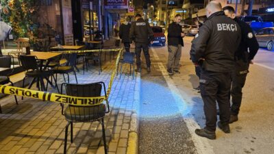 Sakarya’nın Sapanca ilçesinde bir kafe önünde arkadaş grubuyla oturan iki