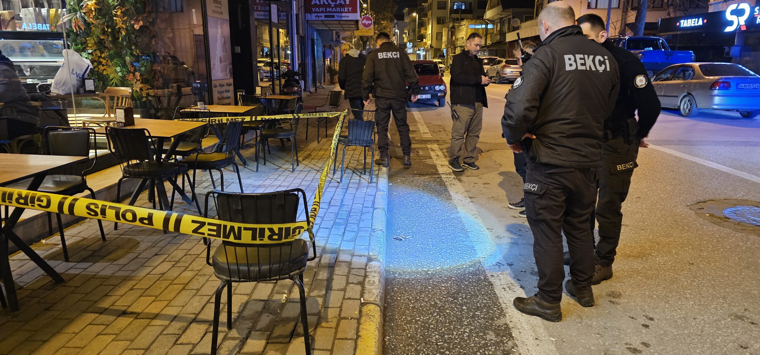 Sakarya’nın Sapanca ilçesinde bir kafe önünde arkadaş grubuyla oturan iki