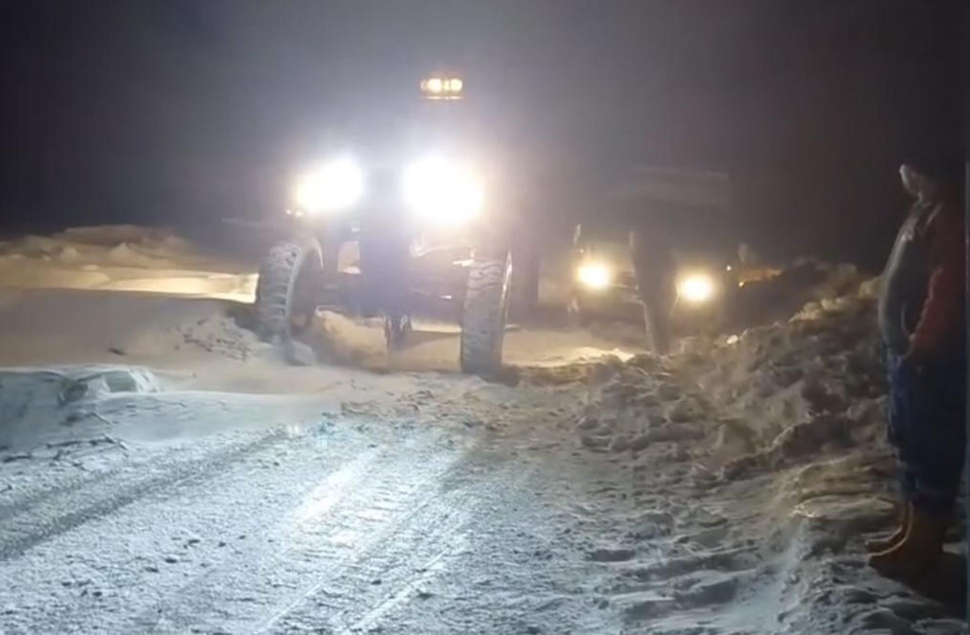 Kars’ın Kağızman ilçesinde etkili olan şiddetli tipi, ulaşımda aksamalara neden